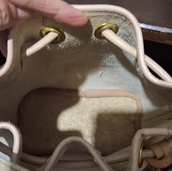 Dooney & Bourke Cream Pebbled Leather Bucket Bag - Picture 4 of 10
